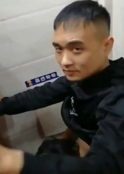 【粉丝福利060】厕所偷拍口鸡巴被帅哥发现了